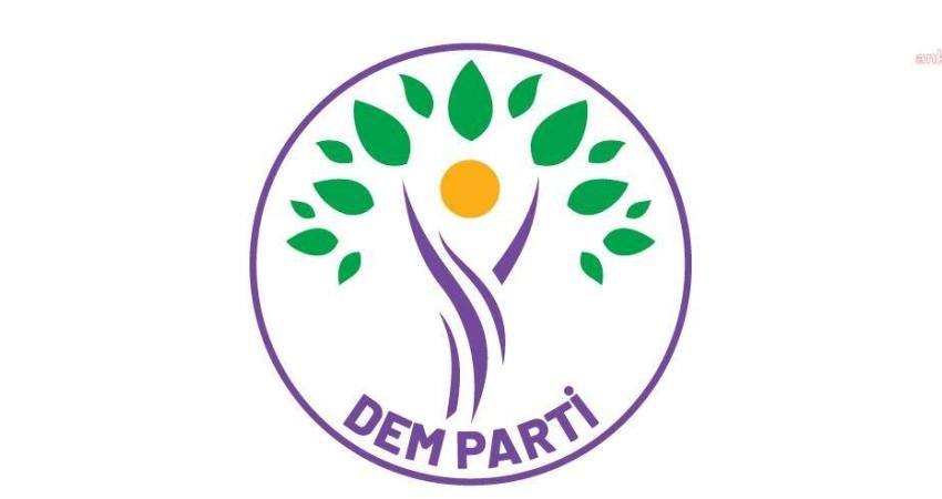 DEM Parti’den “Sur” Açıklaması: “Ucuz Algı Operasyonlarına Rağmen Halka Hizmete Devam Edeceğiz” DEM Parti, Diyarbakır’ın Sur Belediyesi’nde partililerin ”Mustafa Kemal Atatürk ve