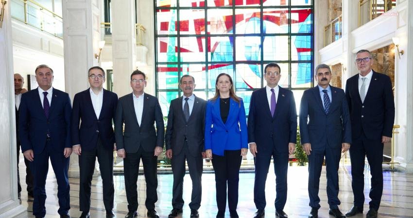 Devrimci İşçi Sendikaları Konfederasyonu (DİSK) Genel Başkanı Arzu Çerkezoğlu ve