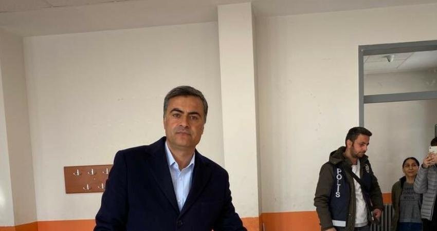 Van Büyükşehir Belediye Başkanı seçilen Abdullah Zeydan’a mazbatasının verilmemesine bir