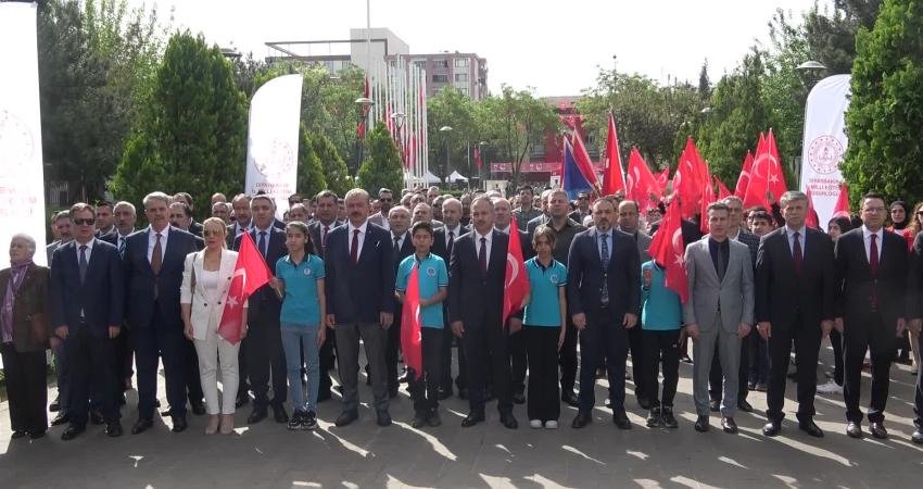 (DİYARBAKIR) – 23 Nisan Ulusal Egemenlik ve &Ccedil;ocuk Bayramı&rsquo;nın 104&rsquo;&uuml;nc&uuml;