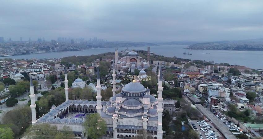 İstanbul’da vatandaşlar bayram namazı için tarihi camilere de yakın ilgi
