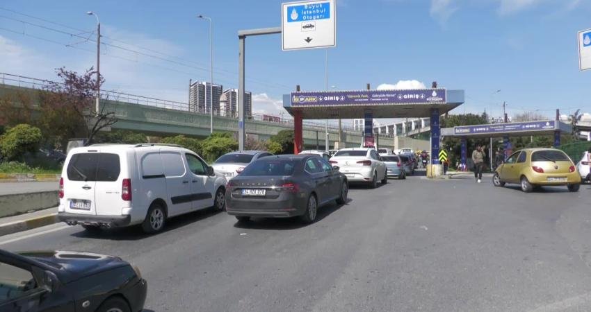 Esenler Otogarı’nda Bayram Yoğunluğu… Yurttaş: “Açık Artırmayla Gidiyor Biletler” İstanbul’un Esenler ilçesinde bulunan otogarda Ramazan Bayramı öncesinde yoğunluk yaşandı.