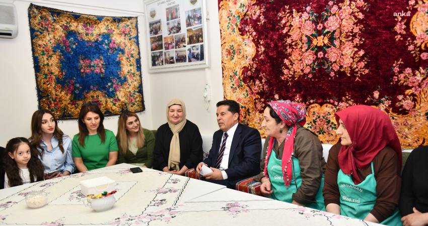 Esenyurt Belediye Başkanı Özer, Vatandaşlarla Bayramlaştı Esenyurt Belediye Başkanı Ahmet Özer, ilçedeki yöre derneklerini ziyaret ederek