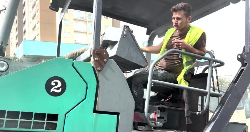 Esenyurt Belediyesi, ilçe genelinde eskiyen ve bozulan yollarda asfalt kaplama