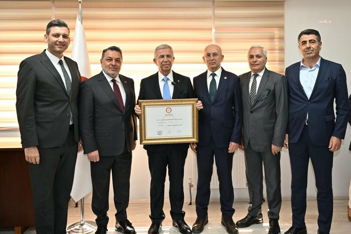 mansur-yavas-mazbatasini-aldi-ankara-yuksek-bir-oyla-mansur-yavas-belediyeciligini-tescilledi-bize-guvenenlerin-basini-egdirecek-hicbir-isin-icinde-olmayacagiz