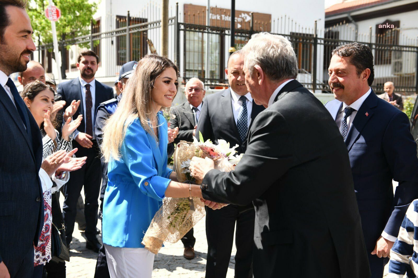 mansur-yavas-beypazarinda-hemsehrileriyle-bayramlasti