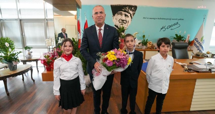 Gaziemir Belediye Başkanı Işık, Koltuğunu Çocuklara Emanet Etti (İZMİR) – Gaziemir Belediye Başkanı Ünal Işık, 23 Nisan Ulusal