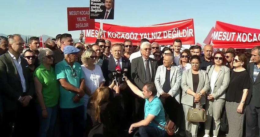 Kepez Belediye Başkanı Mesut Kocagöz’ü tutuklu bulunduğu cezaevinde ziyaret eden