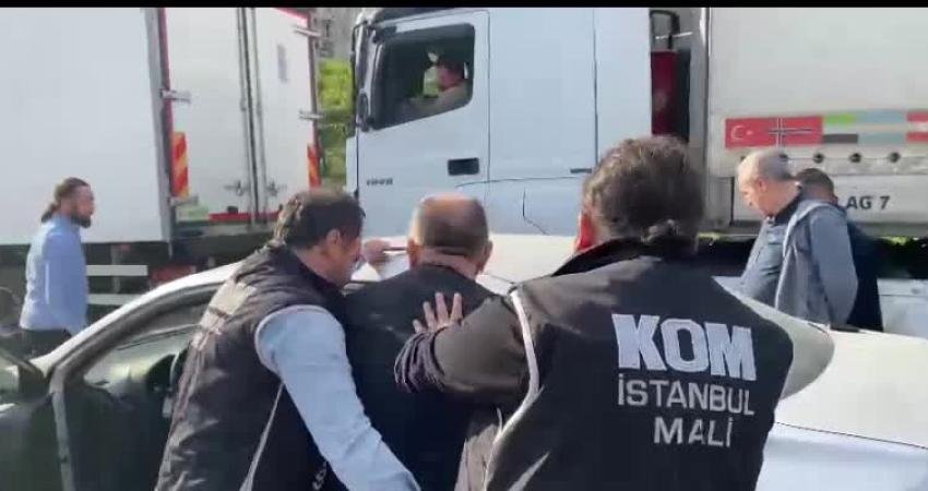 Vergi borcu olan bir kişiyi, tehdit ederek rüşvet istediği öne