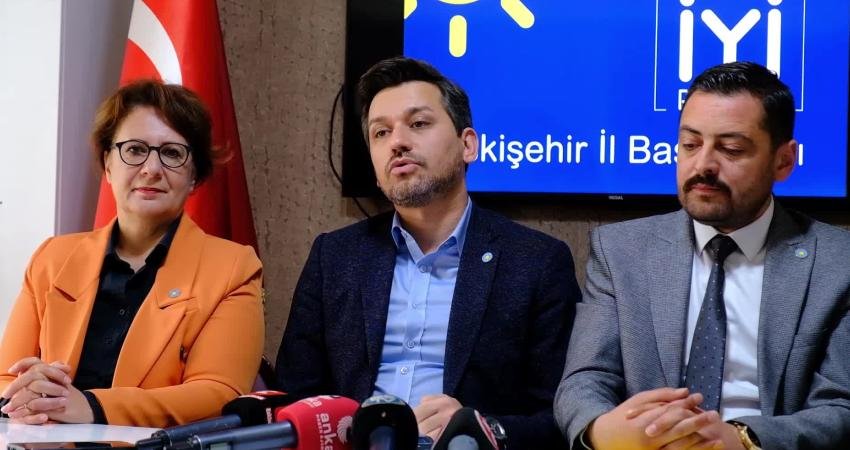 İYİ Parti GİK Üyesi Melih Aydın: “Koltuklara Yapışanlardan Bıktık” İYİ Parti Genel İdare Kurulu (GİK) Üyesi Melih Aydın, Eskişehir’de;