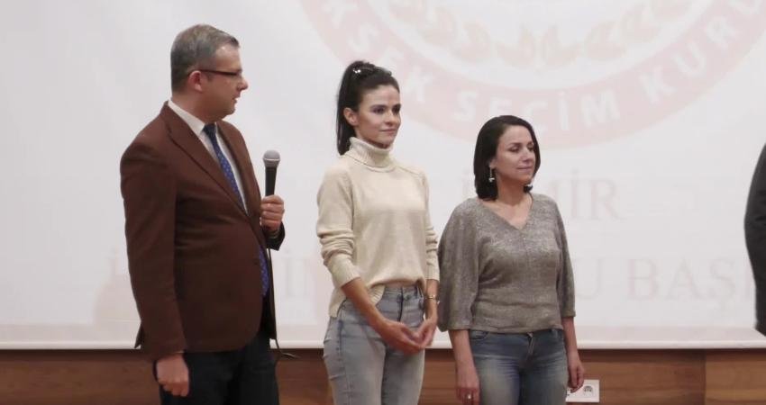 İzmir Büyükşehir Belediye Başkanı seçilen Cemil Tugay, mazbatasını aldı. Tugay,