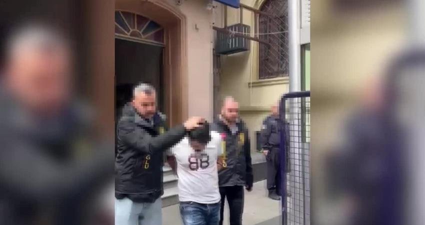 Kamuflaj Kıyafetle Servis Görüntüsü Sosyal Medyada Yayılan Yabancı Uyruklu Garson Tutuklandı İstanbul Beyoğlu’nda bir turistik işletmede kamuflaj kıyafetle servis görüntüleri sosyal