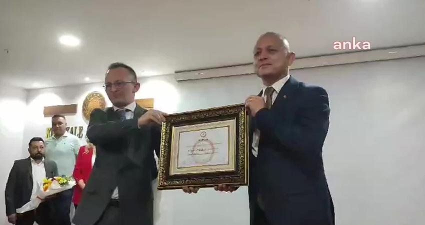 Kırıkkale Belediye Başkanlığına seçilen CHP’li Ahmet Önal mazbatasını alarak görevine