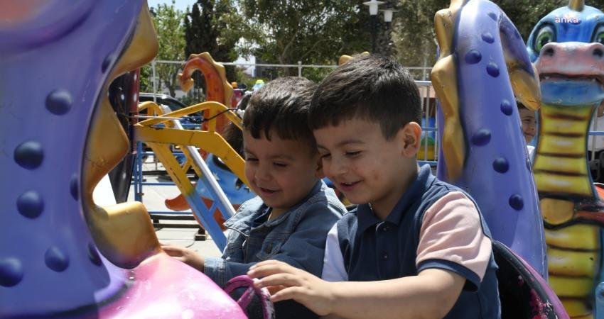 Kuşadası’nda 23 Nisan coşkusu yaşayan çocuklar, İsmail Cem Dostluk ve