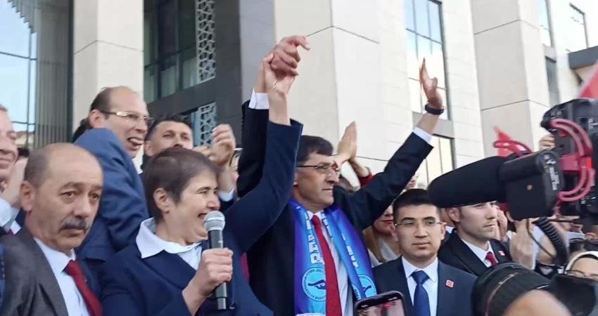 Geçersiz oyların dün yeniden sayılmasıyla seçim yarışından bir kez daha