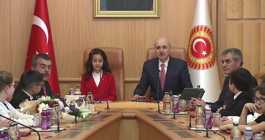 Meclis Başkanı Kurtulmuş, Makamını 6. Sınıf Öğrencisi Arslan’a Devretti: “Çocukların Mutlu ve Huzurlu Bir Türkiye’de Yaşaması İçin Çalışacağım” (ANKARA) – TBMM Başkanı Numan Kurtulmuş, 23 Nisan Ulusal Egemenlik