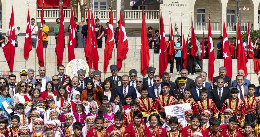 Mersin’de Coşkulu 23 Nisan Kutlaması (MERSİN) – Mersin Büyükşehir Belediye Başkanı Vahap Seçer, kentte bu