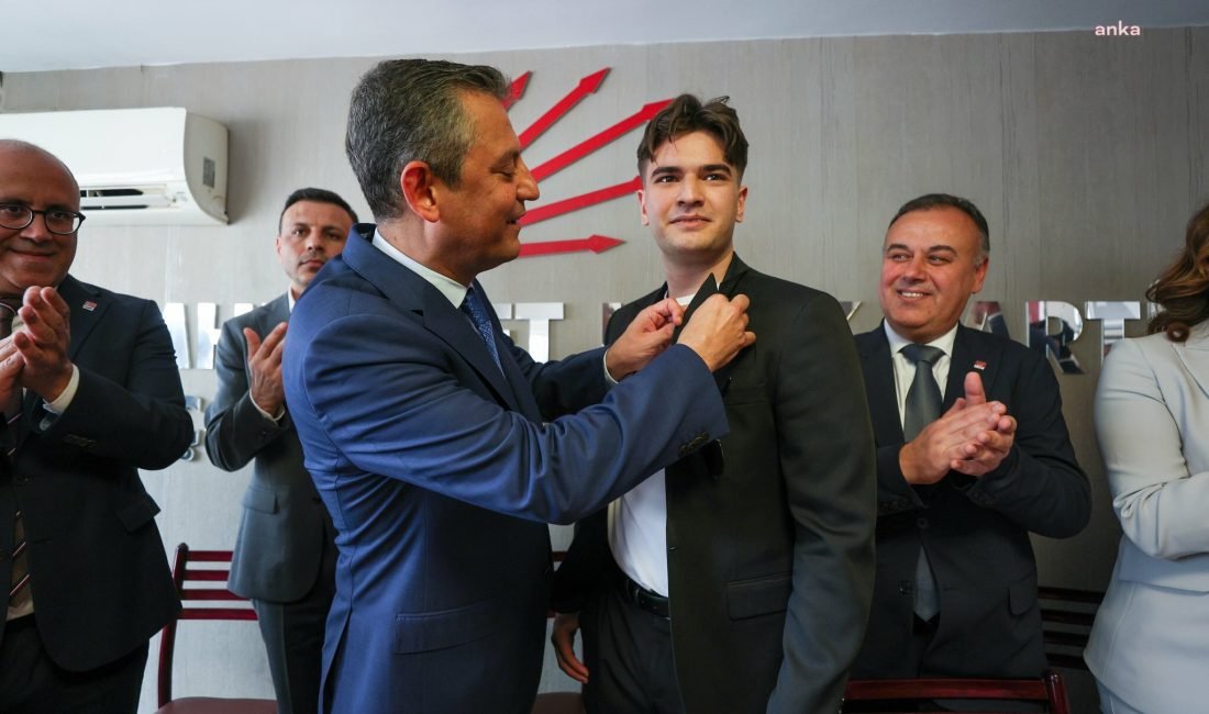 Partisinin grup toplantısında Muhammed ve Mustafa adlı ikizlere parti rozetini