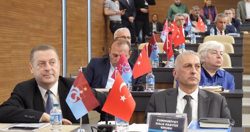 Ortahisar Belediye Başkanı Ahmet Kaya: “Borç Yüzünden Başıma Ağrılar Giriyor, Üç Gündür Uyuyamıyorum. 800 Milyon Gibi Devasa Bir Borçla Karşı Karşıyayız” ESRA NUR PERVAN Yerel seçimlerde AKP’den CHP’ye geçen Trabzon Ortahisar