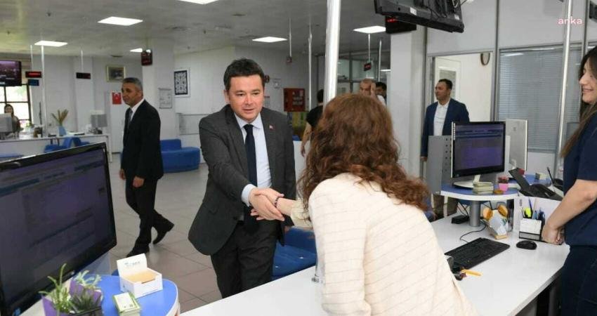 Osmangazi Belediye Başkanı Erkan Aydın, mesaiye belediye binasındaki birimleri gezerek