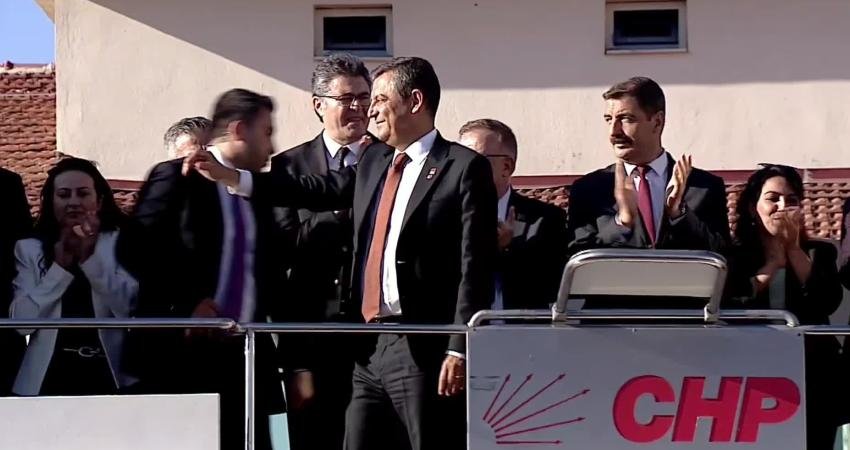 CHP Genel Başkanı Özgür Özel, Manisa'da, Kula Belediyesi ve partisinin