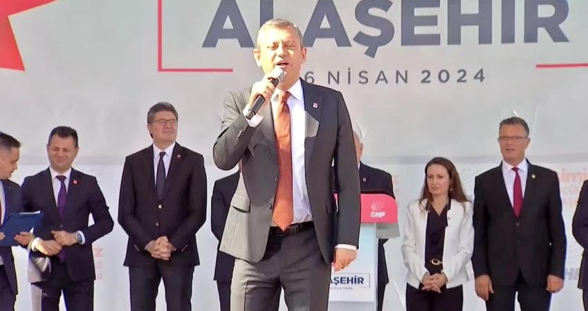 CHP Genel Başkanı Özgür Özel, memleketi Manisa'nın Alaşehir ilçesinde halka