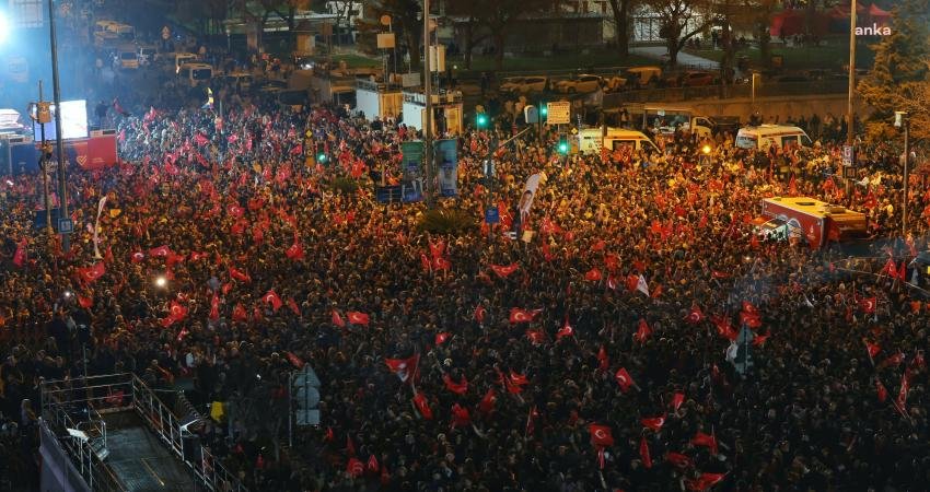 Ekrem İmamoğlu’nun 3 kez İBB Başkanlığı’nı kazanması &uuml;zerine binlerce yurttaş