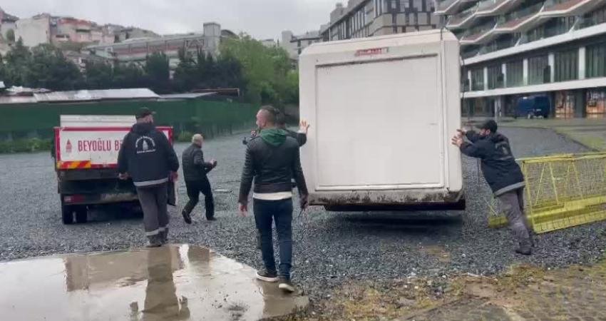 AKP’den CHP’ye geçen belediyelerden Beyoğlu’nda bir işgale daha müdahale edildi.