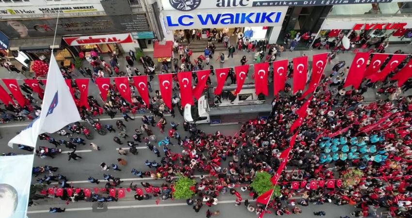 Şişli’de Binlerce Kişiyle “Bayrak Yürüyüşü” (İSTANBUL) Şişli Belediyesi tarafından 23 Nisan Ulusal Egemenlik ve Çocuk