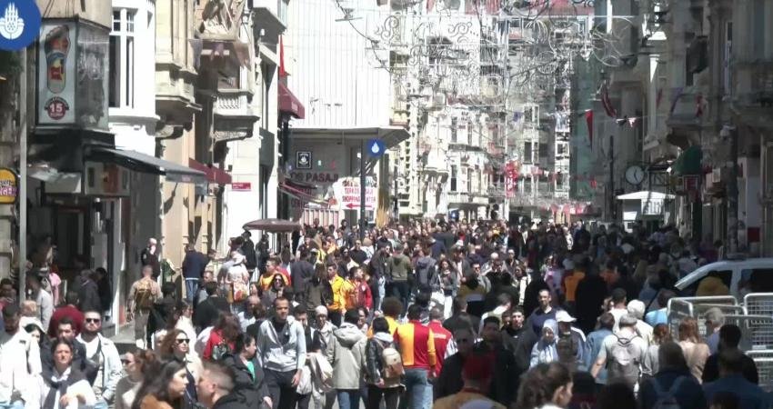Siyasilerin Şatafatlı Yaşantısına Vatandaşlar Tepkili: ”Kemer Sıka Sıka 75 Kilodan 60 Kiloya Düştüm” Vatandaşlar ekonomik sıkıntı yaşarken, son zamanlarda bazı siyasilerin, lüks makam