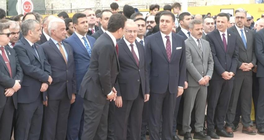 Taksim’de 23 Nisan Töreni… İmamoğlu: “Umarım Bu Memleketin Çocuklarına Mahcup Olmayan Yöneticiler Oluruz” Haber: ÇAĞATAN AKYOL – Kamera: HAKAN KAYA, (İSTANBUL) – 23