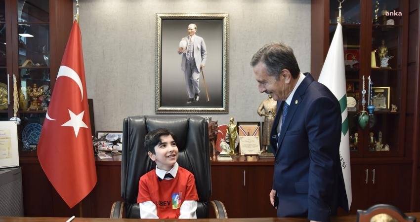 (ESKİŞEHİR) – Tepebaşı Belediye Başkanı Ahmet Ata&ccedil;, makamını 23 Nisan