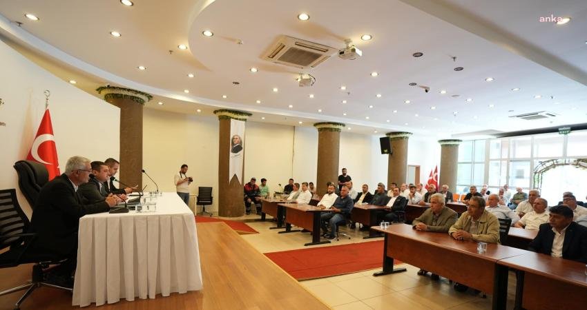 Torbalı Belediye Başkanı Övünç Demir,  mahalle muhtarları ile bir