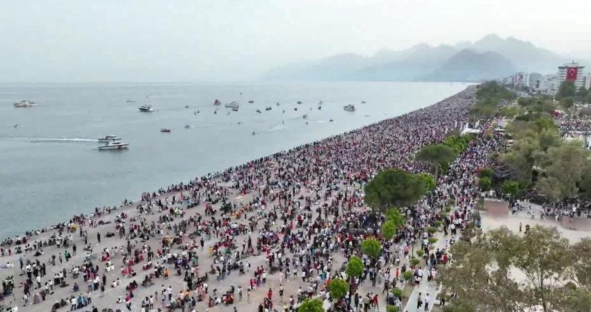 (ANTALYA) – T&uuml;rk Hava Kuvvetleri&rsquo;ne bağlı akrobasi timi &lsquo;T&uuml;rk Yıldızları&rsquo;,