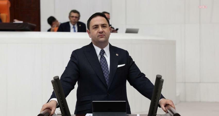 CHP Ankara Milletvekili Umut Akdoğan, çalışanların tatil yapabilmesi için AVM’lerin