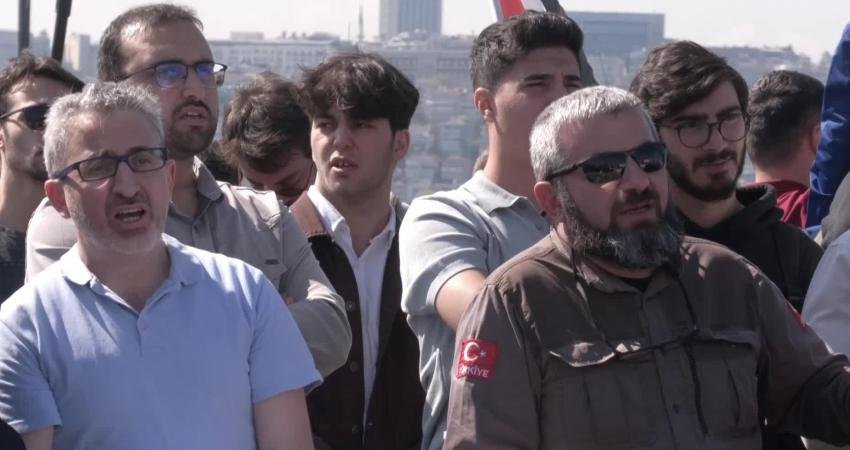 Üsküdar’da “İsrail ile Ticaret Tamamen Kesilsin” Eylemi: “Kısıtlama Değil, Tüm Kalemleri Kapsayan Bir Ambargo Talep Ediyoruz!” İstanbul Üsküdar sahilinde toplanan bir grup Türkiye’nin İsrail ile olan
