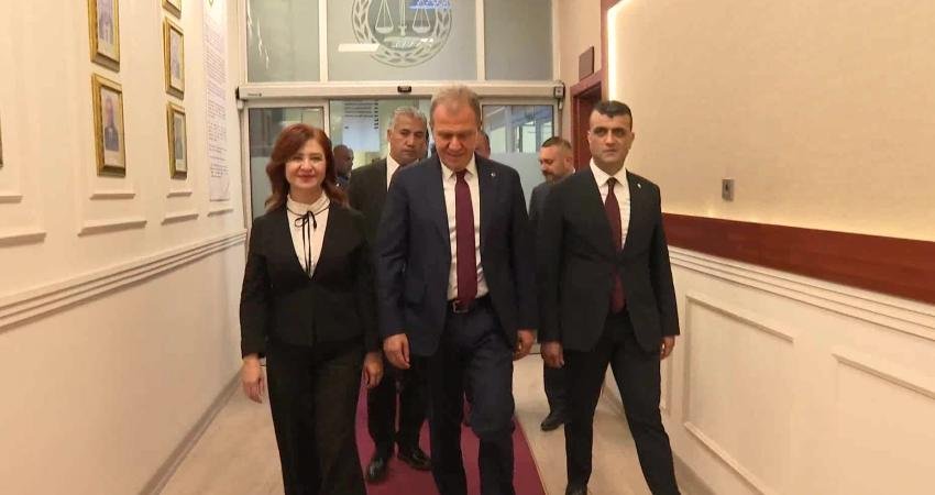 Vahap Seçer, Mazbatasını Aldı: “Mersin Artık Gülen ve Mutlu Bir Kenttir” Mersin Büyükşehir Belediye Başkanlığına yeniden seçilen Vahap Seçer, mazbatasını aldı.