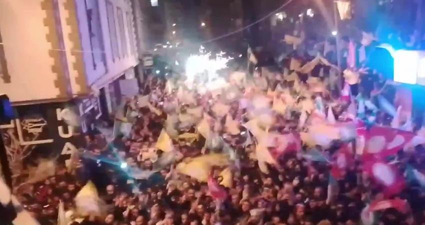 Van’da yurttaşlar, Yüksek Seçim Kurulu’nun (YSK) Van İl Seçim Kurulu’nun