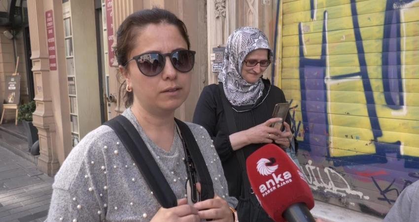 Bayramda tatile gidemeyenler, İstanbul’un en kalabalık caddelerinden İstiklal’e çıktı. Fiyatlardan