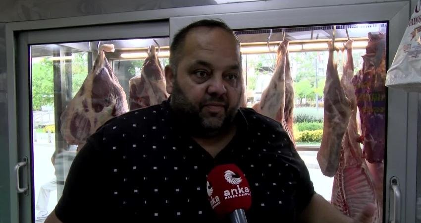 Yılın İlk Çeyreğinde Kırmızı Ete Yüzde 40 Zam Geldi… Vatandaş İzmir’de İsyan Etti: “Memleket Batmış Gidiyor. Emekli Ölüyor” HABER: ECE AZAK – KAMERA: ÖZGÜR ŞENGÜL Son bir yılda