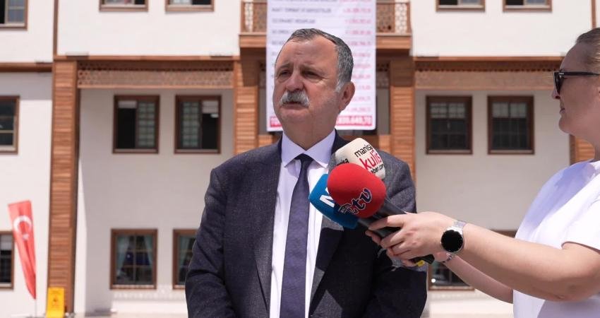 Yunusemre Belediye Başkanı Semih Balaban, Yunusemre Belediyesi’nin borcunu açıkladı. Belediye