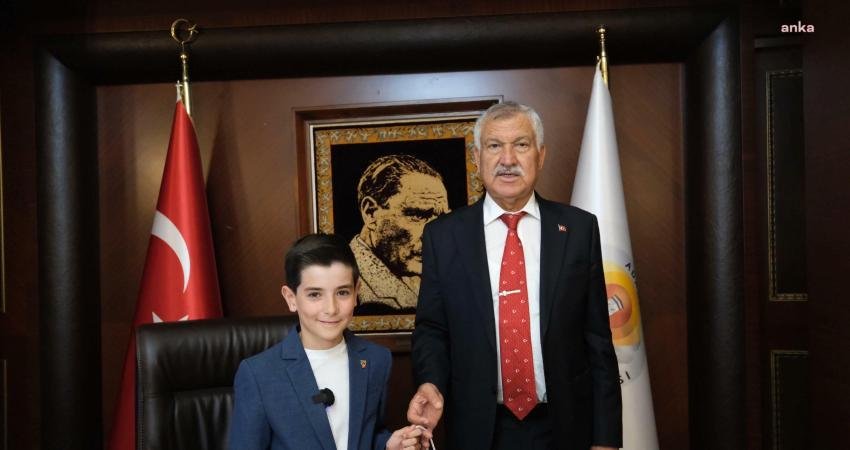 Zeydan Karalar, Makamını İlkokul Öğrencisi Ata Ergül’e Devretti (ADANA) – Adana Büyükşehir Belediye Başkanı Zeydan Karalar, 23 Nisan