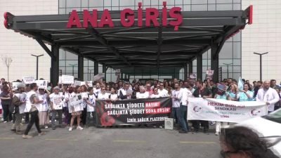 İzmir'de sağlık çalışanları Bayraklı Şehir Hastanesi'nde dün yaşanan saldırı ve