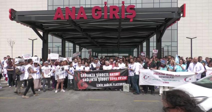 İzmir'de sağlık çalışanları Bayraklı Şehir Hastanesi'nde dün yaşanan saldırı ve