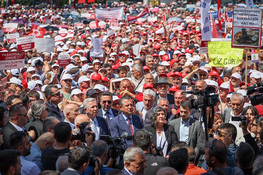 chpnin-ankaradaki-buyuk-emekli-mitingi-ozgur-ozel-turkiyenin-butun-demokratlari-once-hukumeti-alacagiz-sonra-size-hakkinizi-verecegiz
