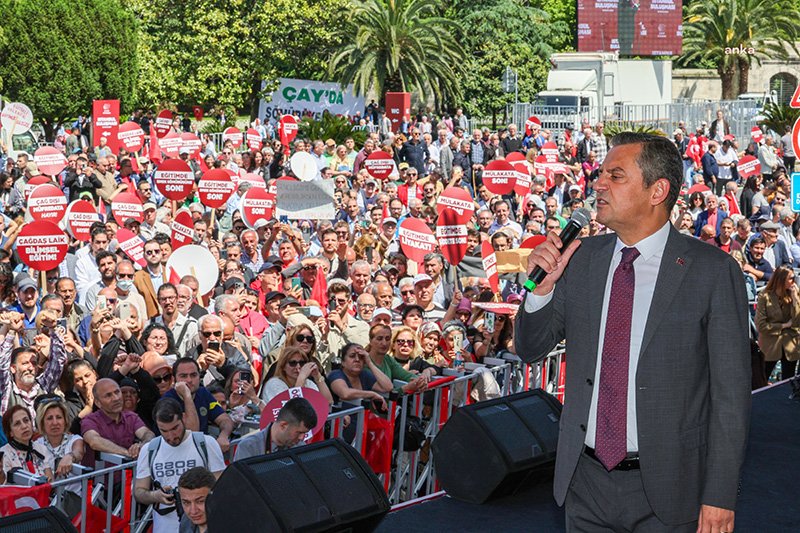 CHP Genel Başkanı Özgür Özel, partisinin İstanbul'da düzenlediği "Büyük Eğitim