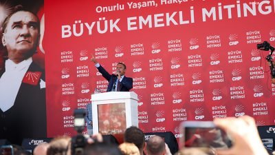 CHP Genel Başkanı Özgür Özel Ankara'da düzenlenen Büyük Ankara Mitingi'nde