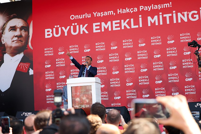 CHP Genel Başkanı Özgür Özel Ankara'da düzenlenen Büyük Ankara Mitingi'nde