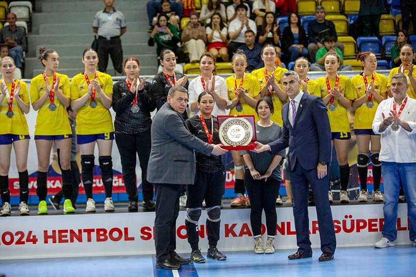 Hentbol Kadınlar Süper Ligi’nde başarılı bir sezon geçiren Yenimahalle Belediyesi