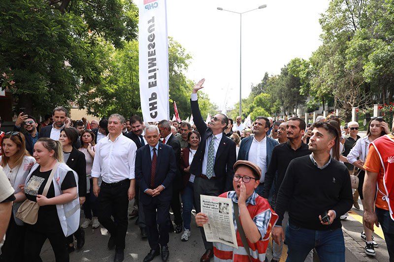 erdal-besikcioglu-19-mayis-ataturku-anma-genclik-ve-spor-bayrami-kapsaminda-anitkabire-yurudu